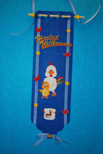 Lade das Bild in den Galerie-Viewer, Hahn schüchtern aus Holz