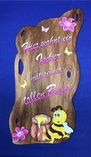 Lade das Bild in den Galerie-Viewer, Schriftzug "Hier wohnt ein Imker mit seiner tollen Biene" aus Holz