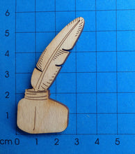 Lade das Bild in den Galerie-Viewer, Feder im Tintenfass aus Holz