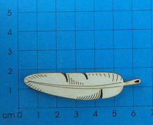 Lade das Bild in den Galerie-Viewer, Vogelfeder spitz aus Holz