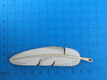 Lade das Bild in den Galerie-Viewer, Vogelfeder spitz aus Holz