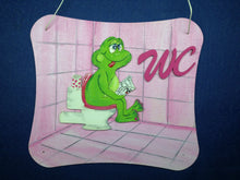 Lade das Bild in den Galerie-Viewer, Schriftzug "WC" aus Holz