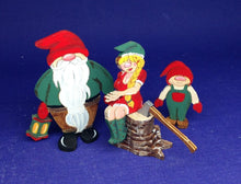 Lade das Bild in den Galerie-Viewer, Wichtelfamilie aus Holz Holzfäller
