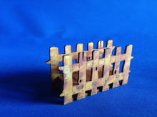 Lade das Bild in den Galerie-Viewer, Serviettenhalter in Zaunform aus Holz ca. 12x6x4cm