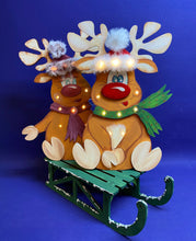 Lade das Bild in den Galerie-Viewer, Rentierdame "Elli" sitzend mit Mütze