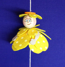 Lade das Bild in den Galerie-Viewer, Blumenkinder mit rundem Blütenkleid ZUM FÄDELN