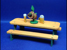 Laden und Abspielen von Videos im Galerie-Viewer, Biertischgarnitur aus Holz