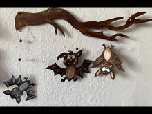 Laden und Abspielen von Videos im Galerie-Viewer, lustige Fledermaus aus Holz (2 Zähne)