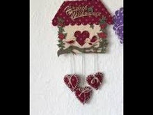 Laden und Abspielen von Videos im Galerie-Viewer, Haus aus Holz mit Filzherzen