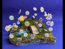 Laden und Abspielen von Videos im Galerie-Viewer, Blume mit runden Blütenblättern aus Holz,