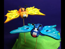 Laden und Abspielen von Videos im Galerie-Viewer, Schmetterling aus Holz mit Styropor-Bauch und Kopf