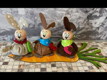 Laden und Abspielen von Videos im Galerie-Viewer, Bastelset aus Holz und Filz: Landschaft mit Brücke und Hasen