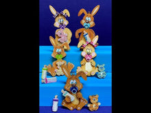 Laden und Abspielen von Videos im Galerie-Viewer, Hasenbaby zum Stellen in 7cm aus Holz