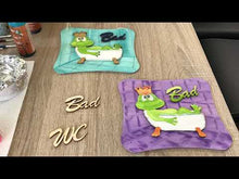 Laden und Abspielen von Videos im Galerie-Viewer, Schild mit gerundeten Ecken mit Fliesengravur aus Holz