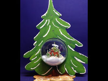 Laden und Abspielen von Videos im Galerie-Viewer, Komplettset: Tannenbaum ca. 35cm mit Schneemann, Schlitten und Bäume in Acrylkugel