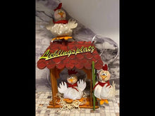 Laden und Abspielen von Videos im Galerie-Viewer, Bastelset aus Holz und Filz: kleiner Stall "Lieblingsplatz" mit Gockel