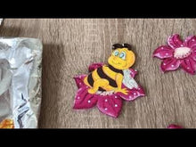 Laden und Abspielen von Videos im Galerie-Viewer, Biene sitzend auf Blume aus Holz