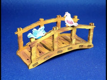 Laden und Abspielen von Videos im Galerie-Viewer, Brücke und Vogeltränke aus Holz