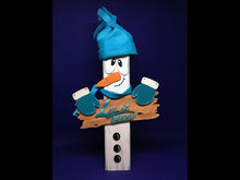 Laden und Abspielen von Videos im Galerie-Viewer, Schneemann groß für Kantholz aus Holz, Pfahlfigur