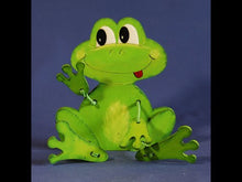 Laden und Abspielen von Videos im Galerie-Viewer, Frosch mit Füße, Hände und Krone aus Holz