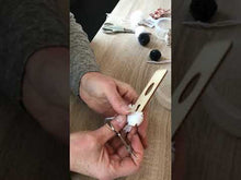 Laden und Abspielen von Videos im Galerie-Viewer, Pompom Figuren aus Holz