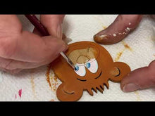 Laden und Abspielen von Videos im Galerie-Viewer, Teddy aus Holz als Leibgarde für Kantholz