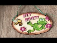 Laden und Abspielen von Videos im Galerie-Viewer, Frosch stehend 30 cm mit Blume aus Holz, Bausatz