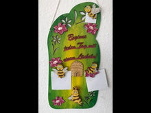 Laden und Abspielen von Videos im Galerie-Viewer, Schild mit augeschnittenen Blumen schmal aus Holz