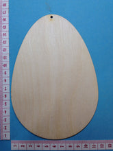 Lade das Bild in den Galerie-Viewer, Ei / Osterei mit einem Loch aus Holz