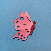 Lade das Bild in den Galerie-Viewer, Schmetterling seitlich mit Ausschnitten aus Holz