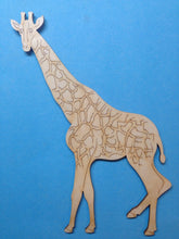 Lade das Bild in den Galerie-Viewer, Giraffenkuh aus Holz