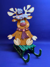 Lade das Bild in den Galerie-Viewer, Rentierdame "Elli" sitzend mit Mütze