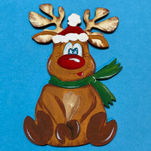 Lade das Bild in den Galerie-Viewer, Rentier "Rudi" sitzend mit Mütze