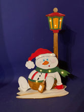 Lade das Bild in den Galerie-Viewer, Schneemann sitzend mit dickem Bauch und Laterne