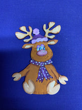 Lade das Bild in den Galerie-Viewer, Rentierdame "Elli" sitzend mit Mütze