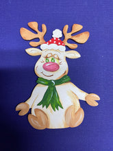 Lade das Bild in den Galerie-Viewer, Rentierdame "Elli" sitzend mit Mütze