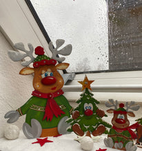 Lade das Bild in den Galerie-Viewer, Rentierdame "Elli" sitzend mit Mütze