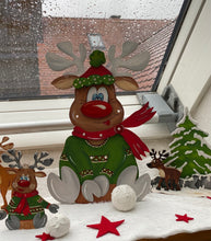 Lade das Bild in den Galerie-Viewer, Rentier "Rudi" sitzend mit Mütze