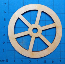 Lade das Bild in den Galerie-Viewer, Wagenrad aus Holz