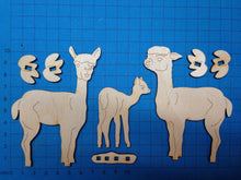 Lade das Bild in den Galerie-Viewer, Alpaka-Familie aus Holz, zum Umwickeln für Wolle