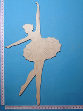 Lade das Bild in den Galerie-Viewer, Ballerina aus Holz