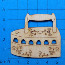 Lade das Bild in den Galerie-Viewer, Bügeleisen nostalgisch aus Holz