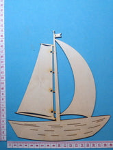 Lade das Bild in den Galerie-Viewer, Boot mit Spinnaker aus Holz