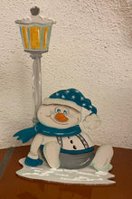 Lade das Bild in den Galerie-Viewer, Schneemann sitzend mit dickem Bauch und Laterne