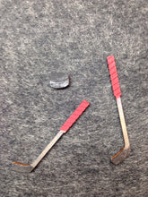Lade das Bild in den Galerie-Viewer, Eishockeyschläger mit Puck aus Holz