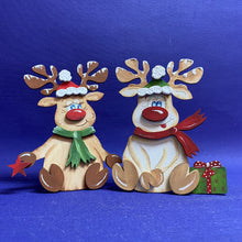 Lade das Bild in den Galerie-Viewer, Rentierdame "Elli" sitzend mit Mütze