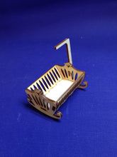 Lade das Bild in den Galerie-Viewer, Babywiege ca. 6cm mit Vorrichtung für Himmel aus Holz, Bausatz