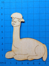 Lade das Bild in den Galerie-Viewer, Alpaka sitzend aus Holz