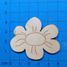 Lade das Bild in den Galerie-Viewer, Butterblume aus Holz