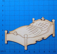 Lade das Bild in den Galerie-Viewer, Bett aus Holz